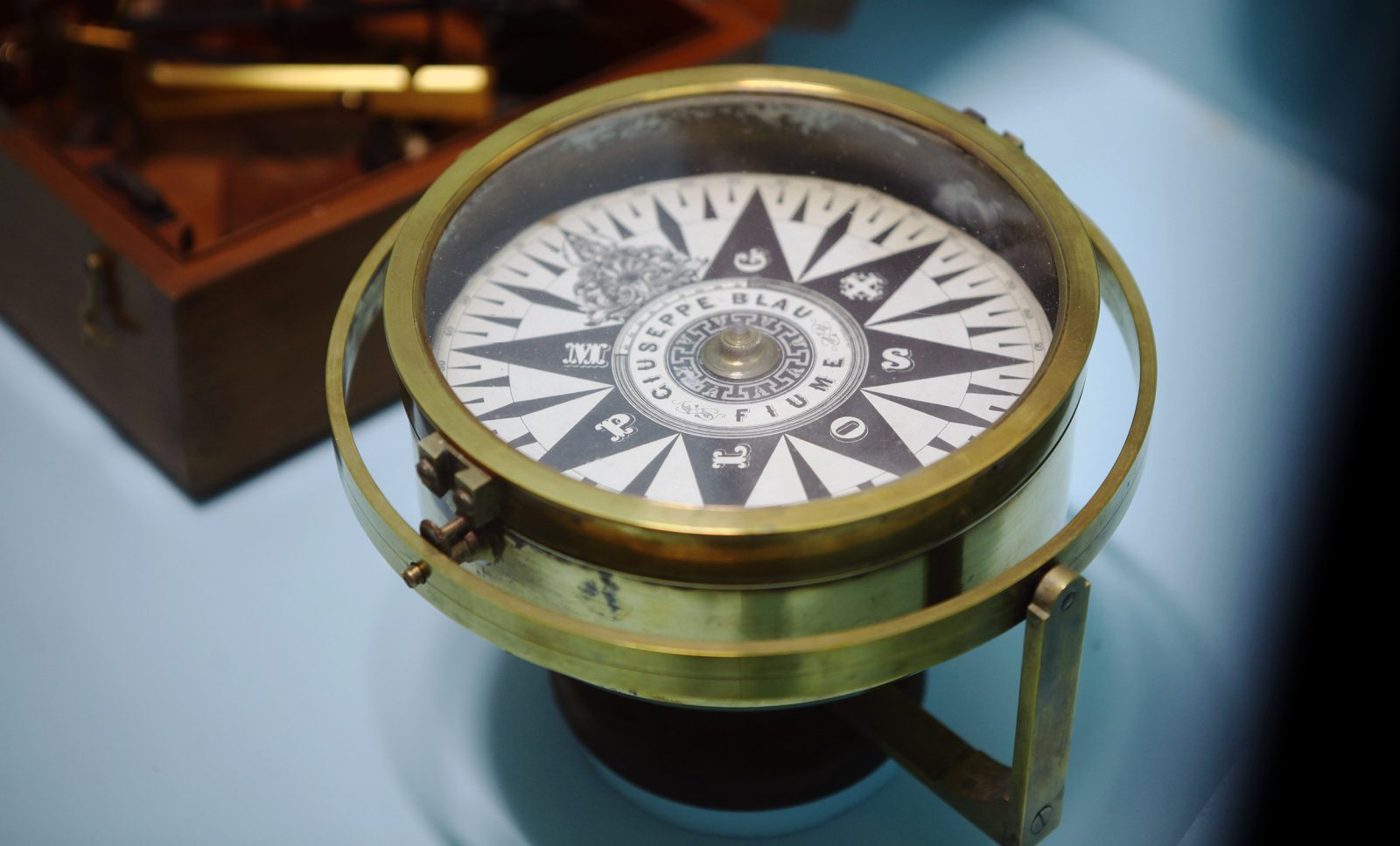 Laivan kompassi museonäyttelyssä.