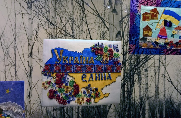 Ukrainan kartta, joka on tehty helmikirjontatyönä.