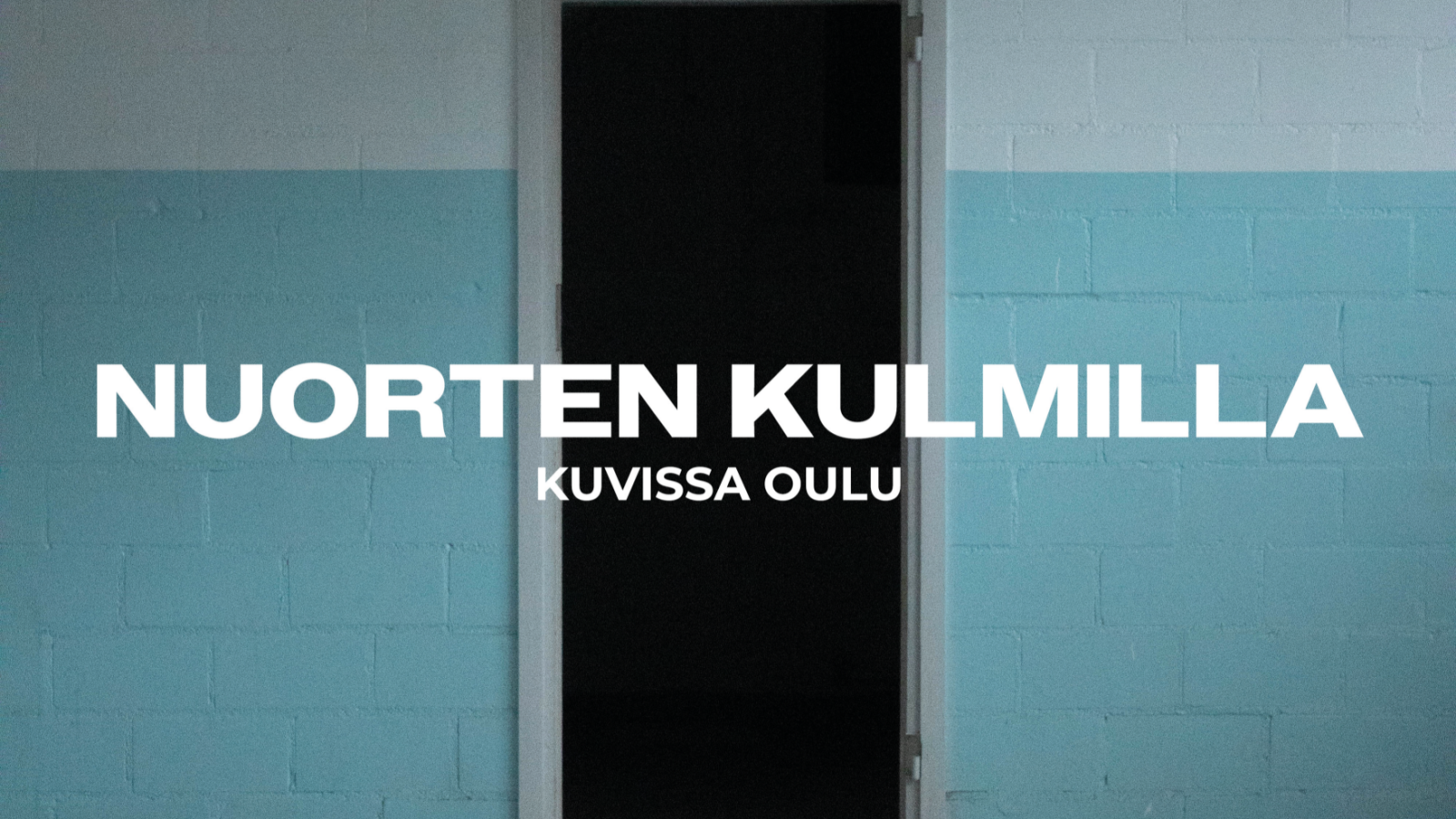 Kuvassa oviaukko, jonka vieressä oleva seinä alhaalta vaaleansinistä ja ylhäältä valkoista tiiltä. Teksti kuvassa: Nuorten kulmilla - kuvissa Oulu.